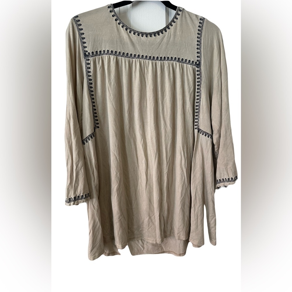 POL three quarter sleeve blouse tan with navy accents size medium